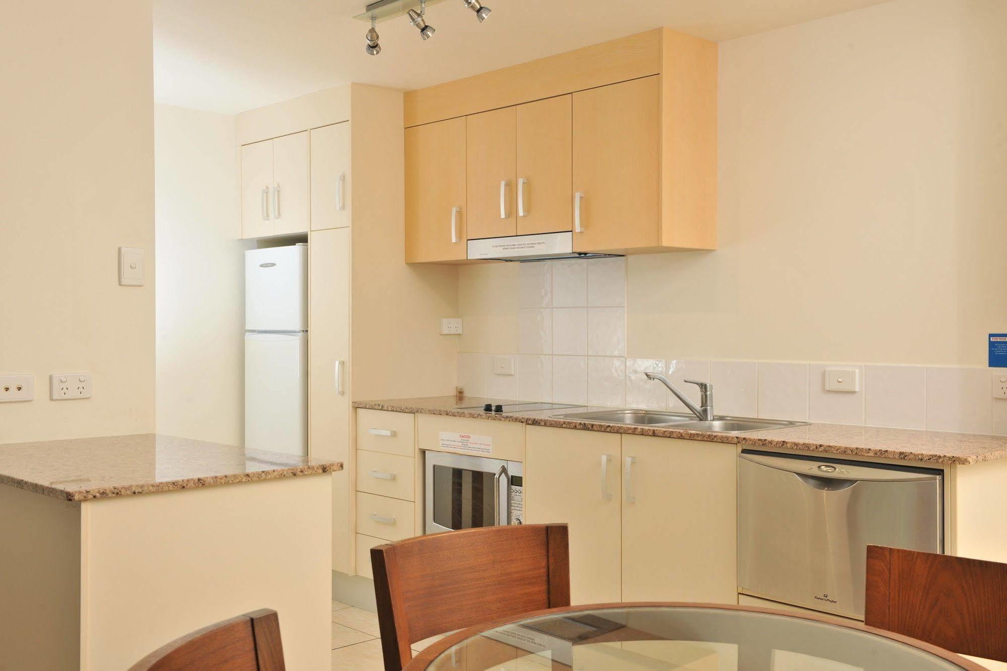 Aparthotel Mantra Aqueous On Port 4*